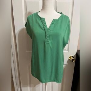 ❤️ Nine West green v-neck blouse with buttons
